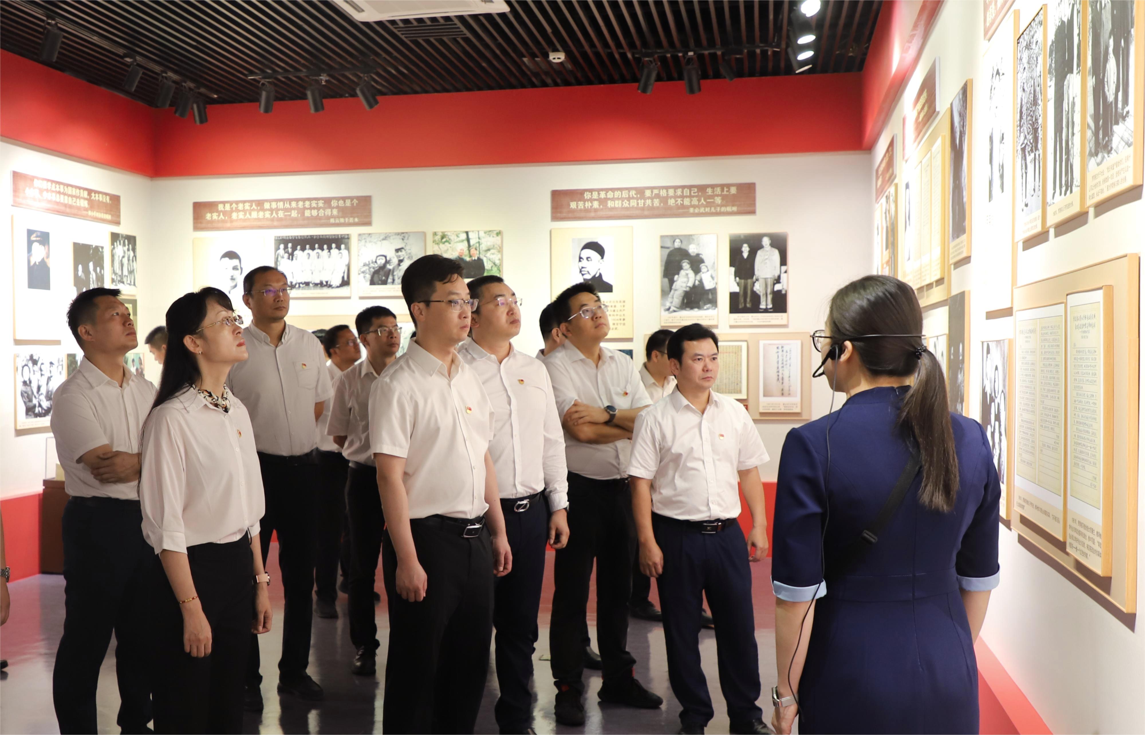 数字广西集团参观“中国共产党人的家风”档案展